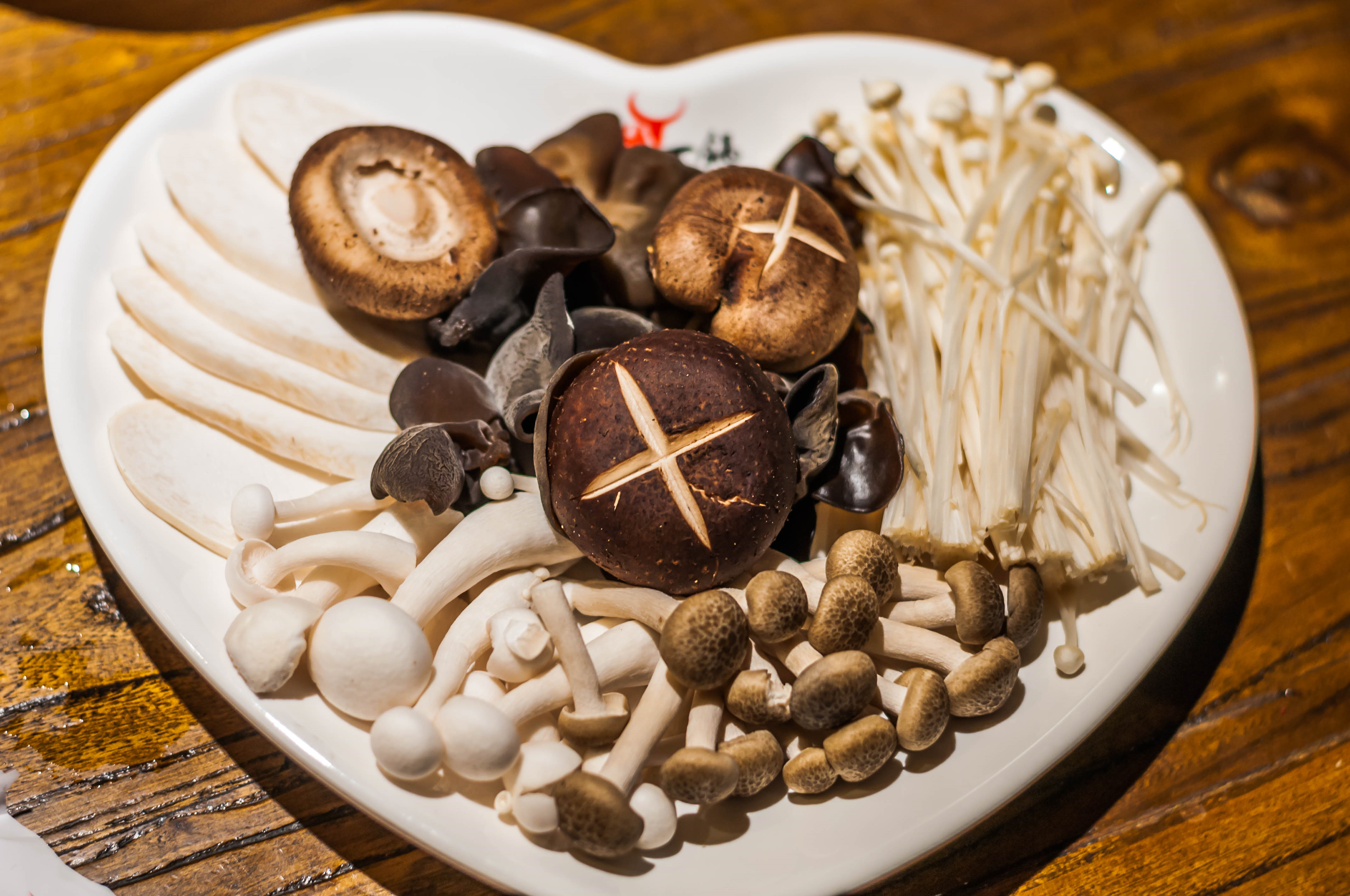12种“常见的蘑菇”，你都吃过吗？附：经典做法，请收藏！_杏鲍菇_金针菇_维生素